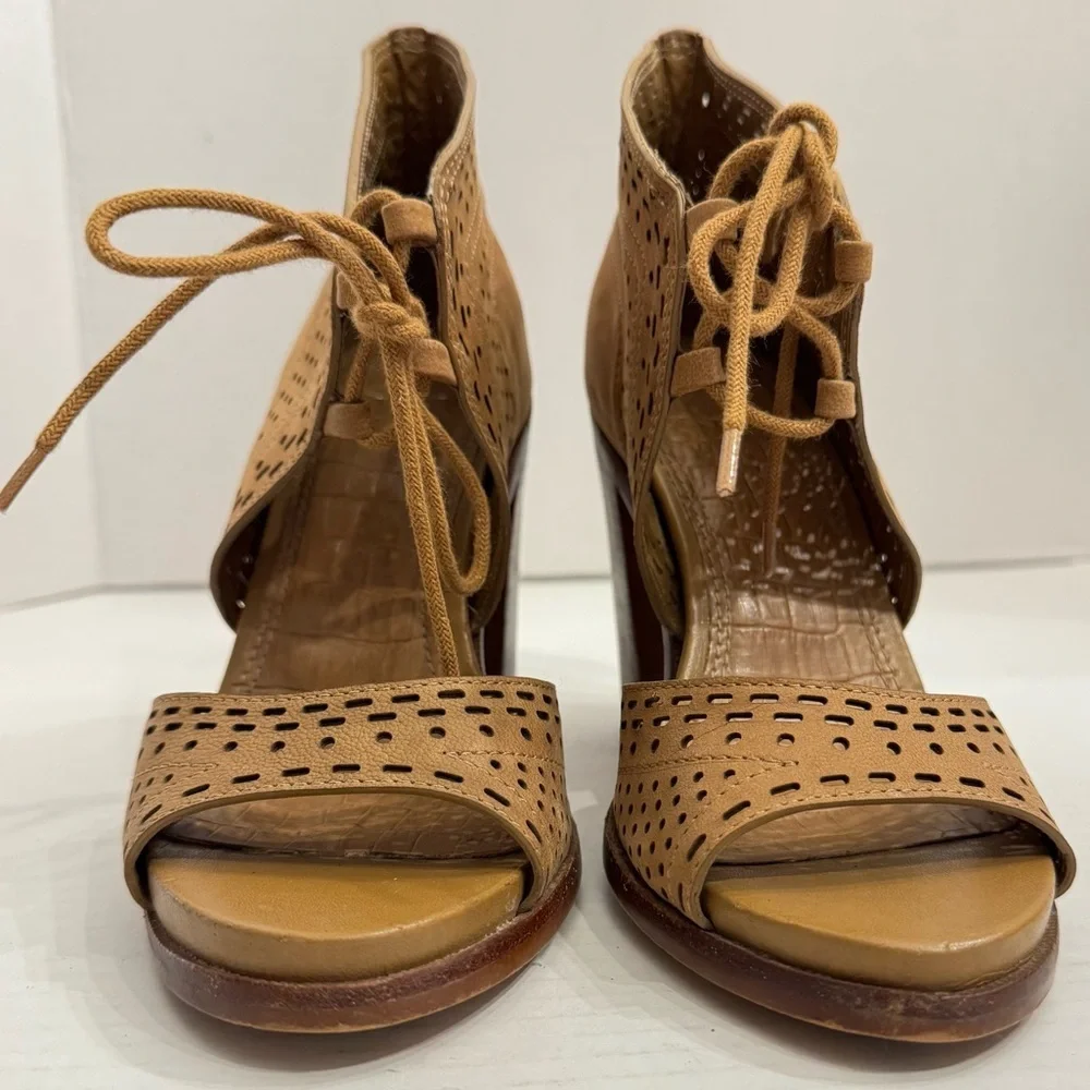 Gianni Bini Gypsie Daze 6M Tan Brown Open Toe Eyelet Lace Up Block Heel Sandals